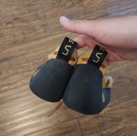 OFFER! La Sportiva Mythos Climbing Shoes - Picture 11 of 14